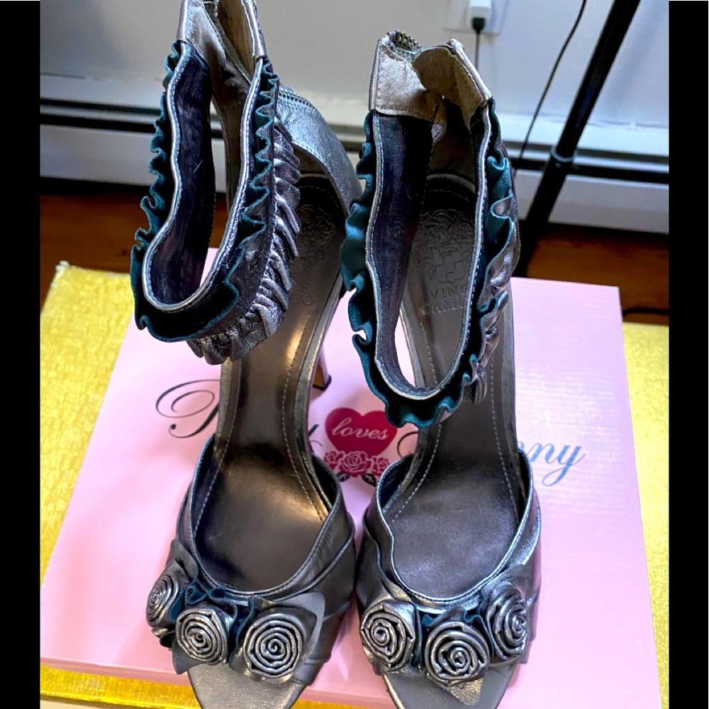 Heel shoes